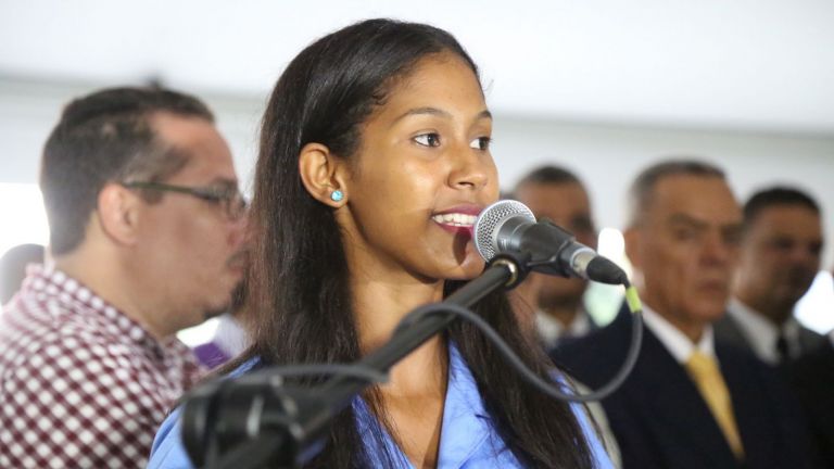 María Altagracia Cordero, de cuarto grado de básica, agradece entrega de la escuela