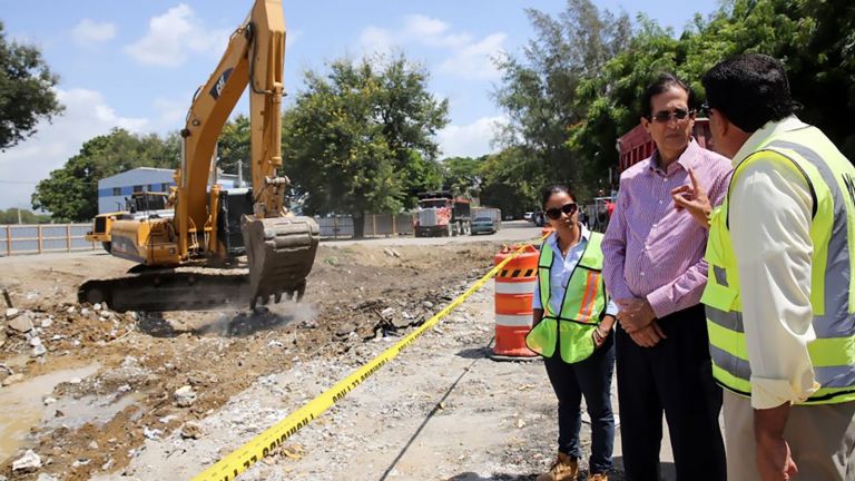 Ministro de la Presidencia, Gustavo Montalvo, supervisa obra