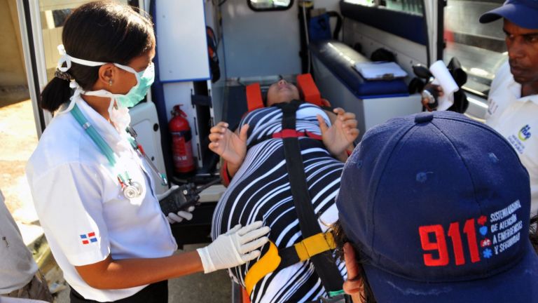 Personal del 911 brinda servicio a embarazada