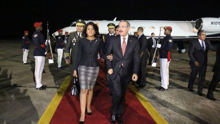 Presidente Danilo Medina y la Primera Dama Cándida Montilla de Medina regresan al país