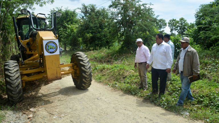 Director del IAD, Emilio Toribio Olivo y productores dejan iniciados los trabajos de los caminos vecinales