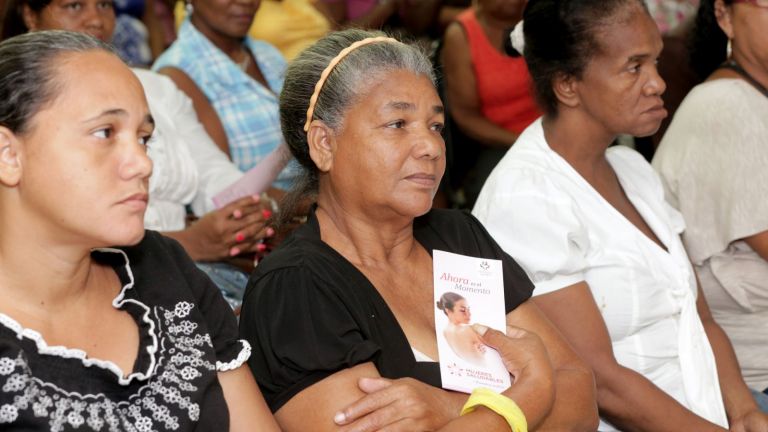 Mujeres reciben servicios de salud del DPD.