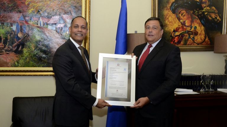 MINPRE recibe reconocimiento.