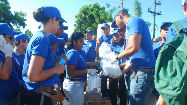 Personal de INAPA durante operantivo contra el dengue