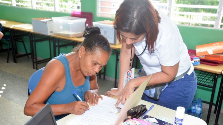 Personas firman contrato de transferencia de inmuebles en Limón del Yuna