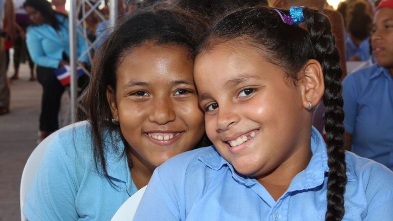 Niñas estudiantes de la escuela básica Eugenio María de Hostos en Peravia