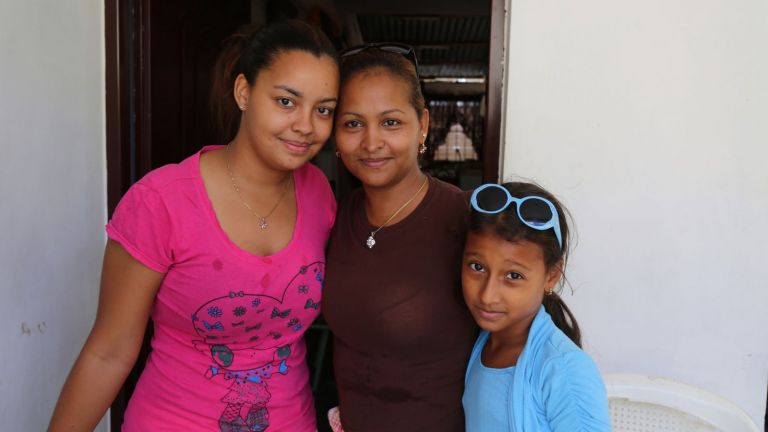 Madre junto a sus hijas que disfrutan de la Tanda Escolar Extendida