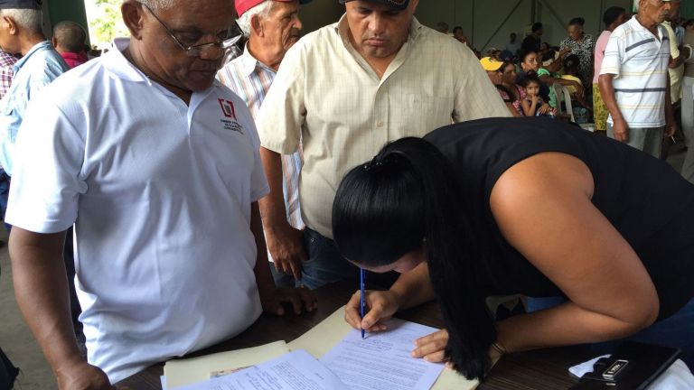 Personas beneficiadas con títulos de propiedad en Nagua 