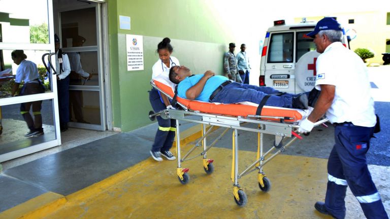Personal de 911 auxiliando un herido