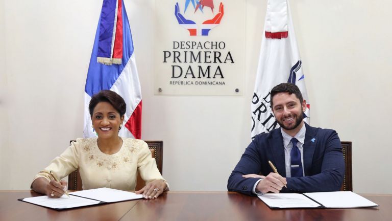 Candida Montilla y Michael Rosanoff, director de investigación de Autism Speaks