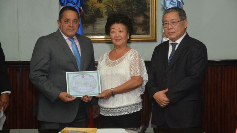 Entrega de títulos a japones 