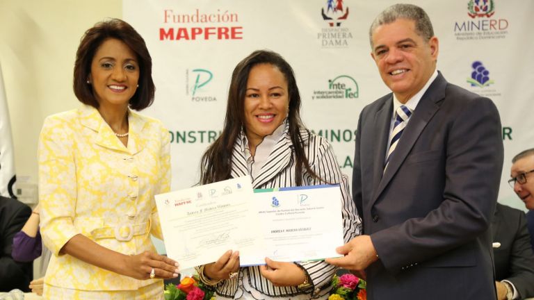 Candida Montilla de Medina, Carlos Amarante Baret y una de las capacitadas en "Construyendo caminos para aprender en una escuela inclusiva”. 