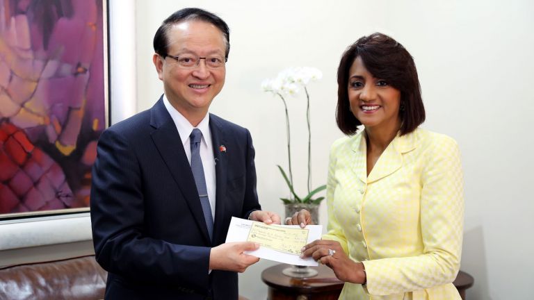 la primera dama y el embajador de Taiwán