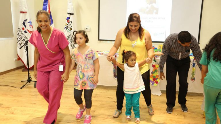 Niños y personal del CAID 