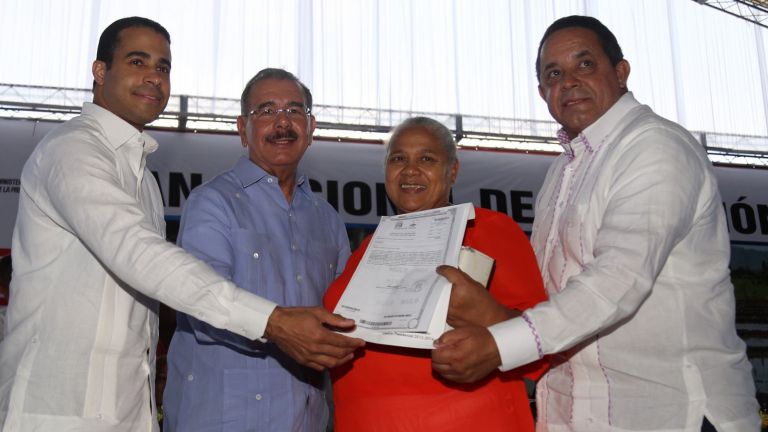 Presidente Danilo Medina entrega título de propiedad a beneficiaria