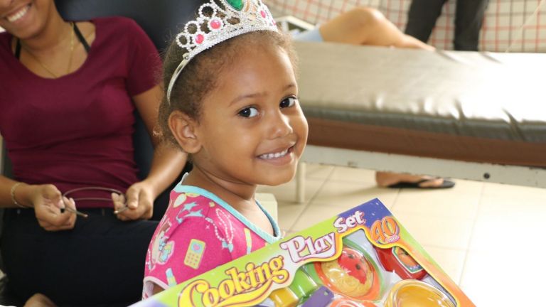 Niña con su juguete