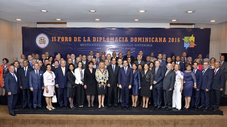 Canciller Andrés Navarro y participantes