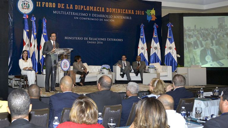 Canciller Andrés Navarro y participantes