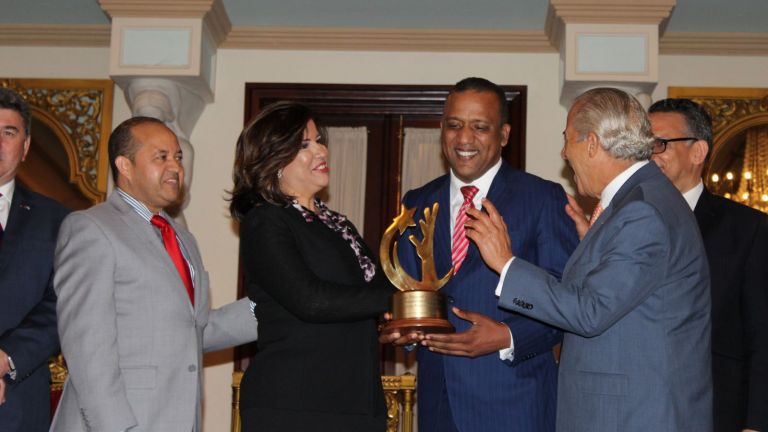 Vicepresidenta Margarita Cedeño entrega reconocimiento