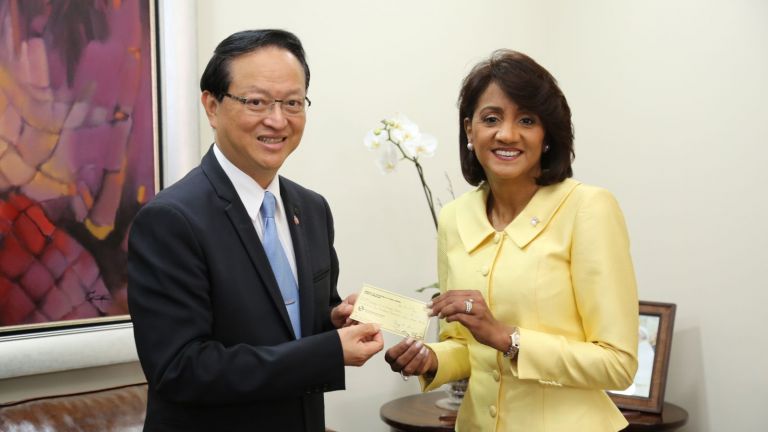 Primera Dama Cándida Montilla de Medina y el  embajador de la República China de Taiwán en el país, Valentino Ji Zen Tang