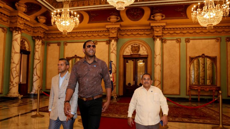El ex campeón mundial de atletismo, el cubano Javier Sotomayor.