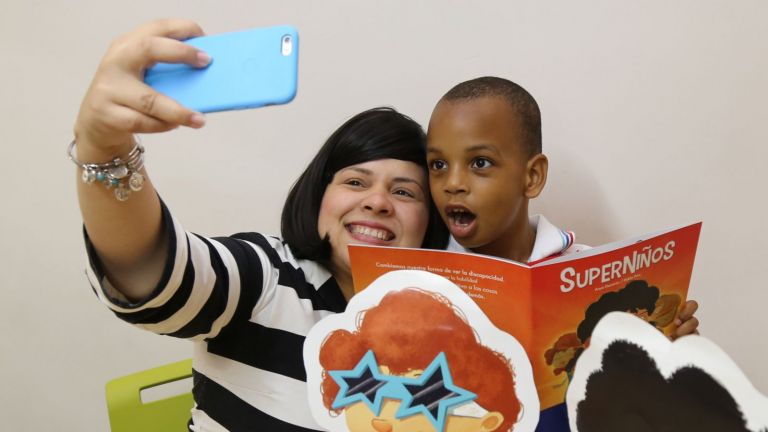 Entregan libros de cuentos al CAID para promover valores en niños especiales.
