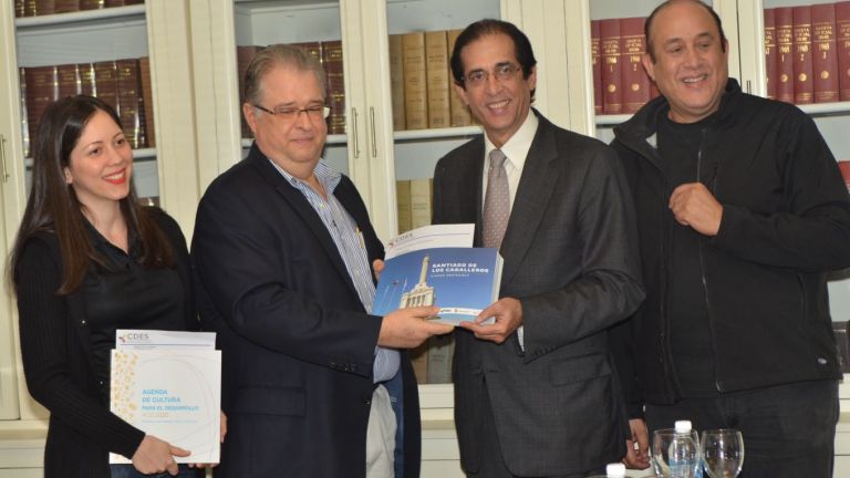 Montalvo recibe Plan de Acción y Agenda de Cultura para Desarrollo de Santiago.