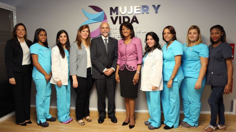 Cándida Montilla e integrantes de "Mujer y Vida"