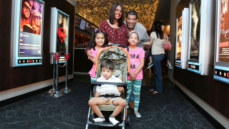 Niños del CAID y sus familias disfrutan de “Cine para todos”