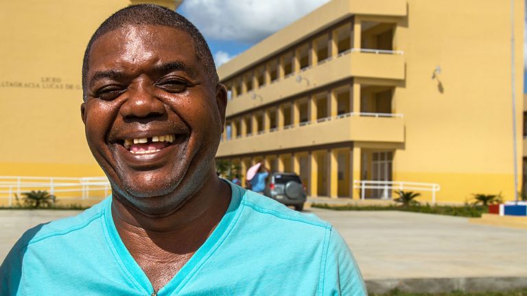 Beneficiario con construcción de escuelas en San Cristóbal