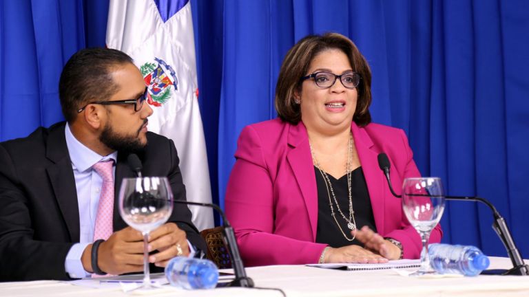 Alexandra Santelises en rueda de prensa en el Palacio Nacional