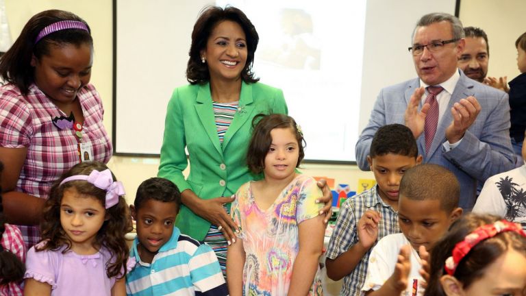 Cándida Montilla de Medina junto a niños con capacidades diferentes