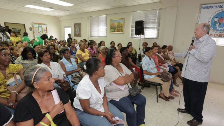 Mujeres reciben charla sobre  cáncer y osteoporosis