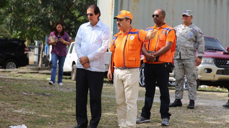 Gustavo Montalvo junto a director Defensa Civil