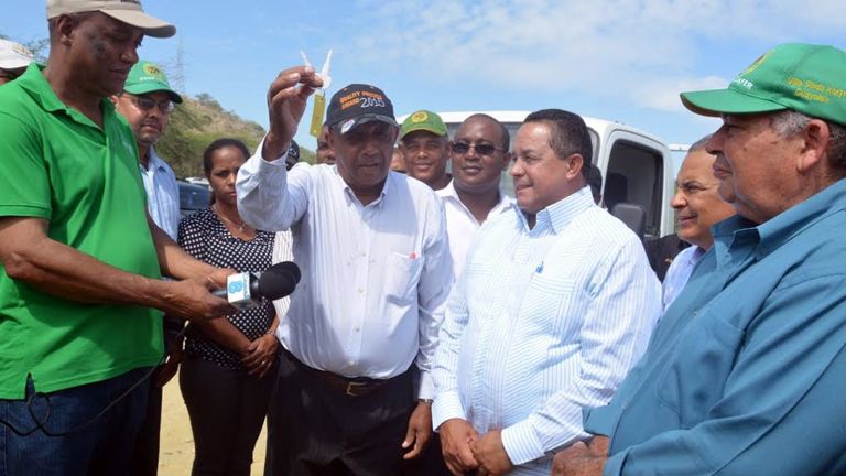 Director del IAD entrega llaves de camiones a parceleros