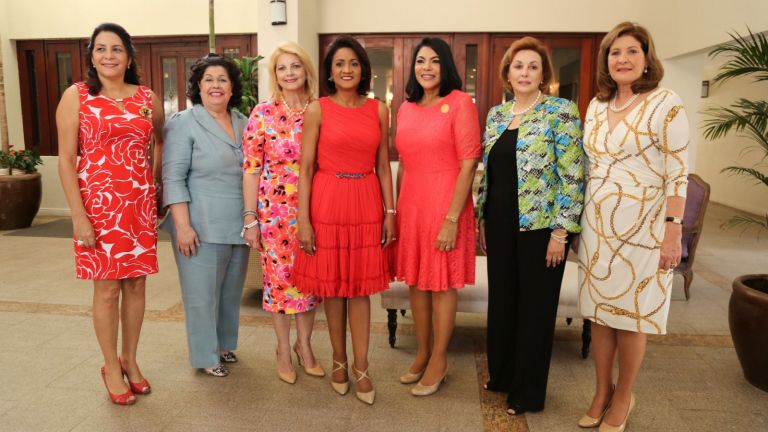 Primera Dama Cándida Montilla de Medina comparte en la Tarde de Primavera