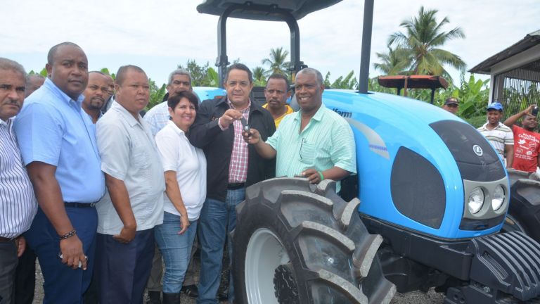 Director del IAD, Emilio Toribio Olivo y productores