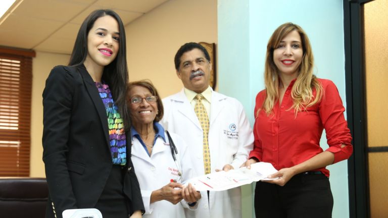 Lissy Campos, encargada del programa Cuenta Conmigo entrega equipos