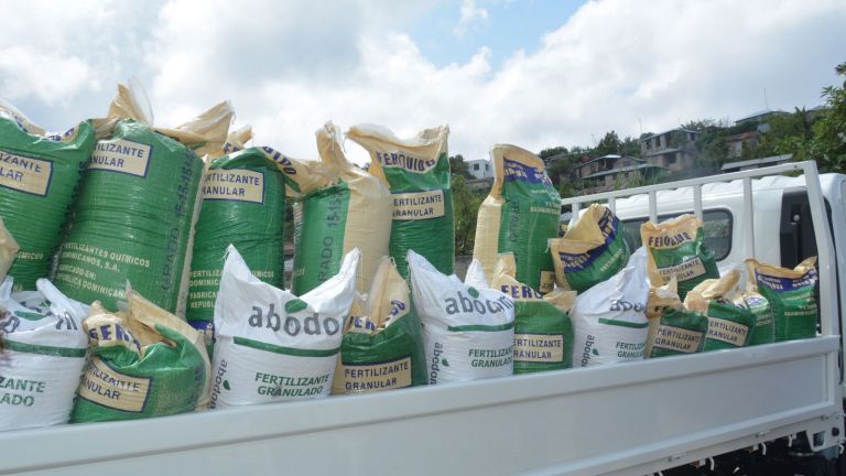 Abono entregado a productores