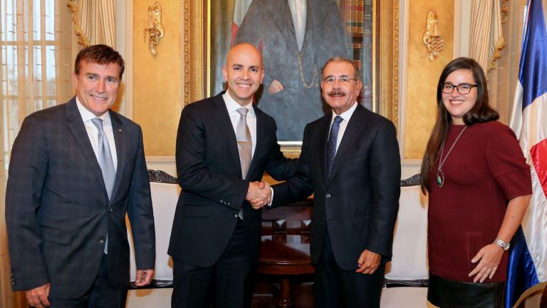 Presidente Danilo Medina recibe al subsecretario de Estado Adjunto para el Hemisferio Occidental de los Estados Unidos, Juan González. Le acompañan el embajador de ese país, James W. Brewster y la jefa de la Sección Política de la embajada norteamericana, Stacey Maupin,