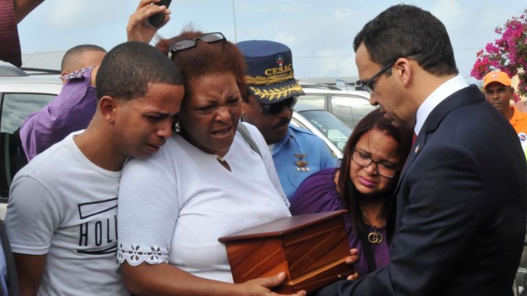 Ministro de Relaciones Exteriores, Andrés Navarro y dominicanos afectados por el sismo