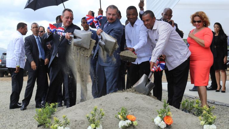 Presidente Danilo Medina; ministro de Agricultura, Ángel Estévez,  la alcaldesa de San Juan, Hanoi Sánchez y productores