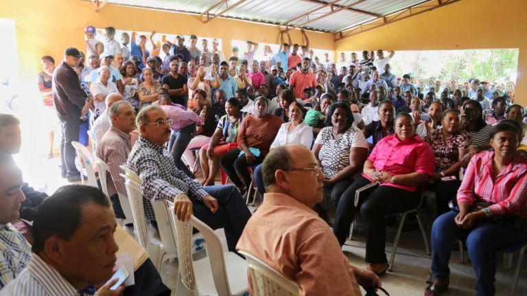  En Visita Sorpresa Danilo Medina apoya a productores de El Palmar, Neiba. 