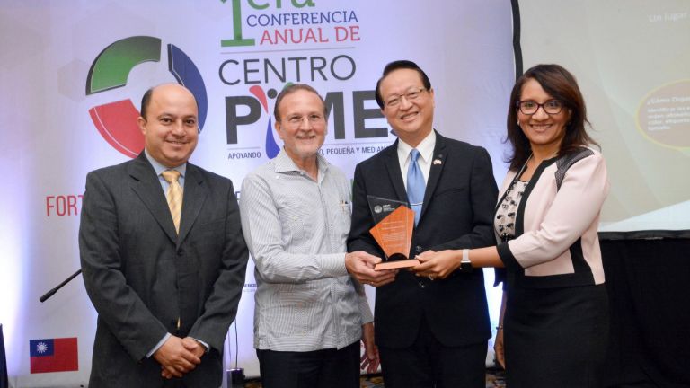 Viceministra de la Presidencia, Zoraima Cuello y el viceministro de Fomento a las Pymes de Industria y Comercio, Ignacio Méndez 