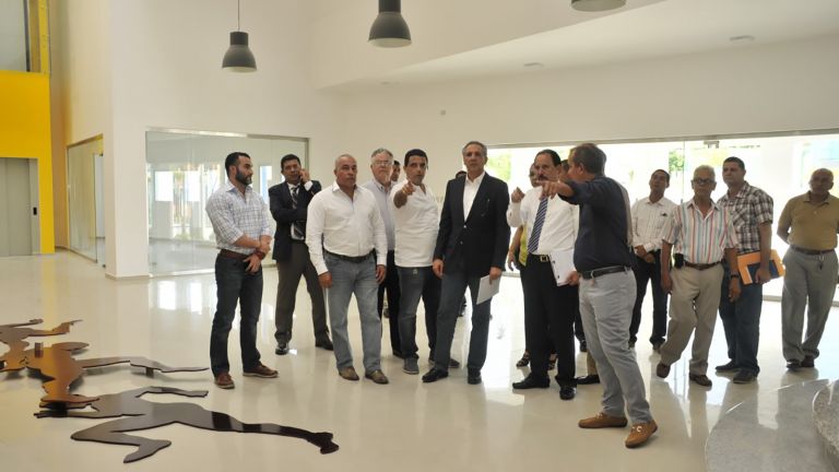 Ministro Administrativo de la Presidencia, José Ramón Peralta, recibe explicaciones del avance del proyecto