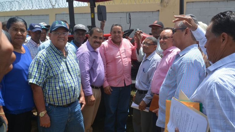 Director del IAD, Emilio Toribio Olivo y beneficiarios