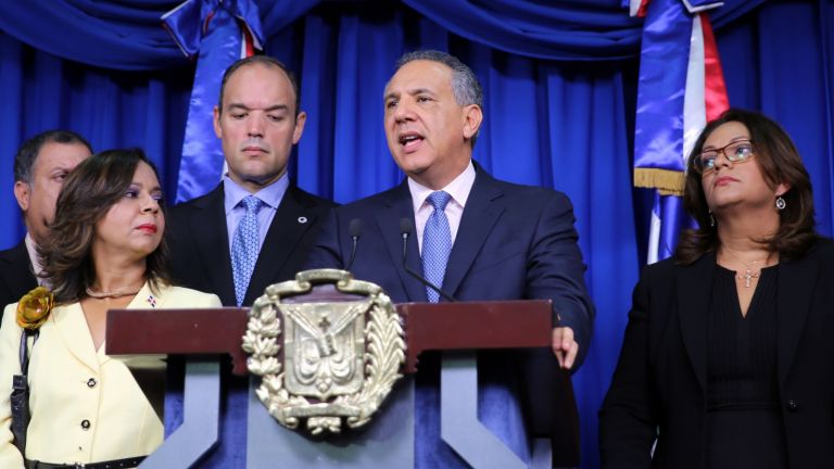 Ministro Administrativo de la Presidencia, José Ramón Peralta, junto a los integrantes de la comisión