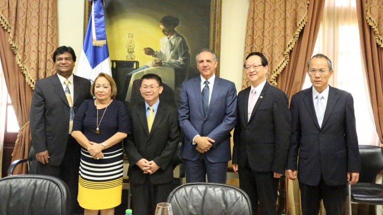 Ministro Administrativo de la Presidencia, José Ramón Peralta, junto a inversionistas; el embajador de embajador de Taiwán en el país, Ji- Zen Tang y la directora del directora del Consejo Nacional de Zonas Francas, Luisa Fernández