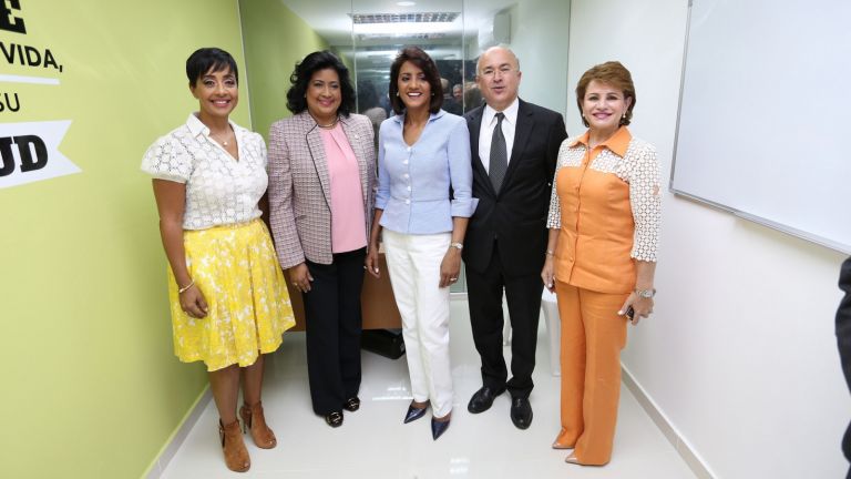 Primera Dama Candida Montilla de Medina; senadora Cristina Lizardo, diputada Lucía Medina; el procurador general de la República, Francisco Domínguez y la coordinadora del centro, Zoila Luna
