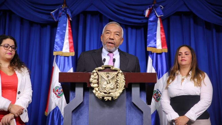 Magino Corporán Lorenzo, director del CONADIS, durante la rueda de prensa en el Palacio Nacional